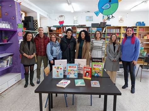 Los colegios públicos rurales reciben un lote de libros de manos de la