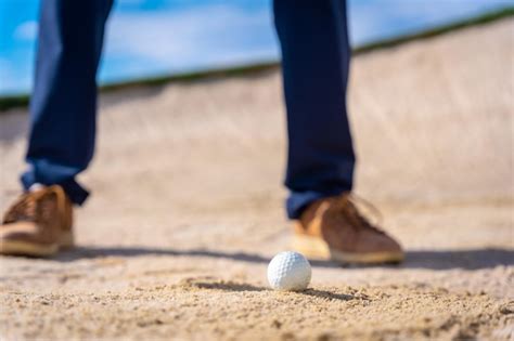 P S De Um Homem Jogando Golfe No Bunker Batendo Na Bola O Bast O De