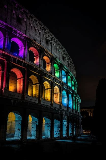 El Coliseo Se Ilumina Con Los Colores Del Arco Ris Foto Premium