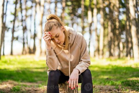 Exhausted woman after exercise sitting in the nature 34825080 Stock