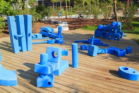 El Patio De Los Niños En Parque Con Las Figuras Geométricas Gigantes