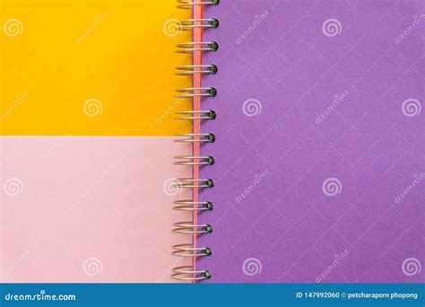 Cuaderno P Rpura En Fondo Rosado En Colores Pastel Amarillo Foto De