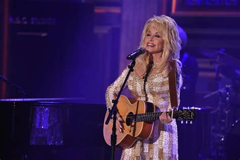 Dolly Parton to Receive Lifetime Achievement Award at 2016 CMAs