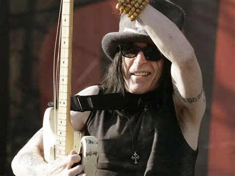 Mötley Crüe guitarist Mick Mars AlfredaMarcelo