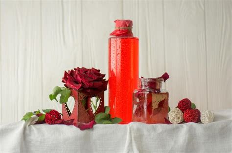 Flor de rosa rosa y vaso de agua de rosas agua de rosas orgánica fresca