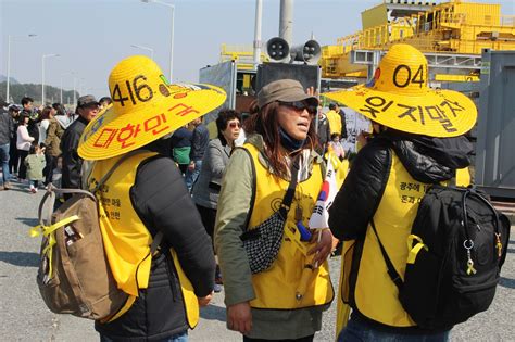 세월호가 접안한 목포신항에 휴일을 맞아 전국에서 추모객 오마이포토