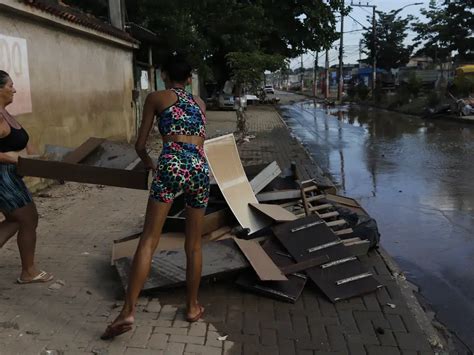 Chuvas No Rio De Janeiro Deixam 9 Mil Desalojados E 300 Desabrigados