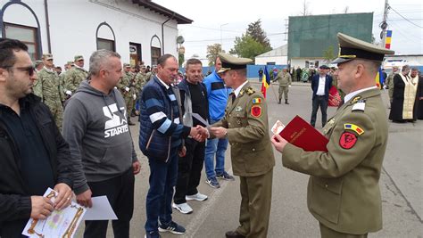 Militarii bârlãdeni felicitati de copii preoti bârlãdeni si zeci de