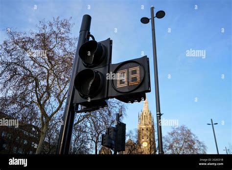 Countdown timer at pedestrian crossing traffic light Stock Photo - Alamy