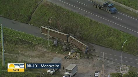 Carreta Tomba Em Via Paralela Da Br 101 Perto Do Ti Macaxeira Bom Dia