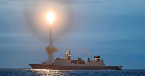 Nederlands Marineschip Lanceert Raketten Tijdens Navo Oefening