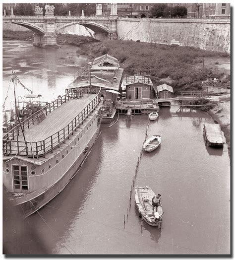 Barcone Sul Tevere Lungo Gli Argini Del Tevere Il Bar Flickr