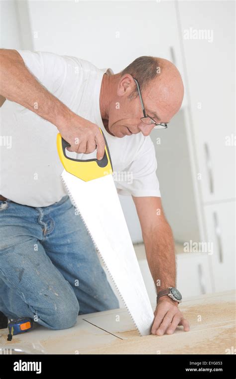 Carpenter using a hand saw Stock Photo - Alamy