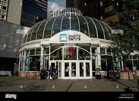 Vancouver Shopping Mall Hi Res Stock Photography And Images Alamy