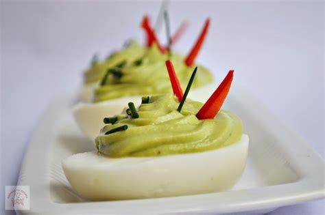 Oua Umplute Cu Pasta De Avocado Si O Recomandare Food Recipes