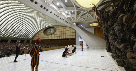 Qué simboliza la escultura gigante del Aula Pablo VI del Vaticano