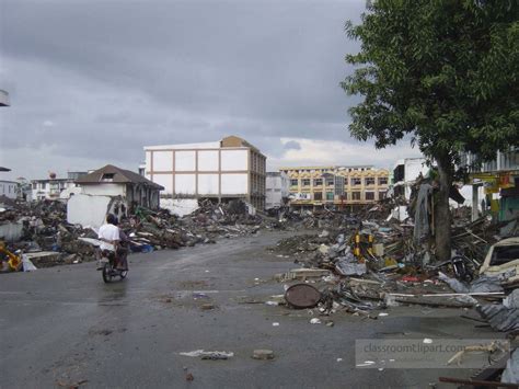 Severe Weather Photos-tsunami-sumatra-indonesia-destruction-in-streets 022