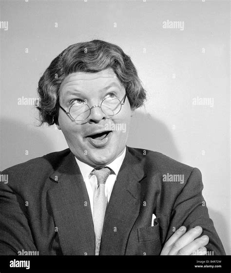 Comedian Benny Hill Pictured Home Fotografías E Imágenes De Alta