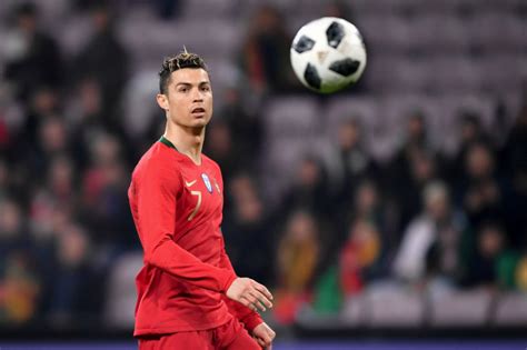 Cristiano Ronaldo Devient Le Premier Footballeur Milliardaire De L