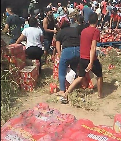 Volcó un camión con 5 000 packs de cervezas y vecinos lo saquearon La