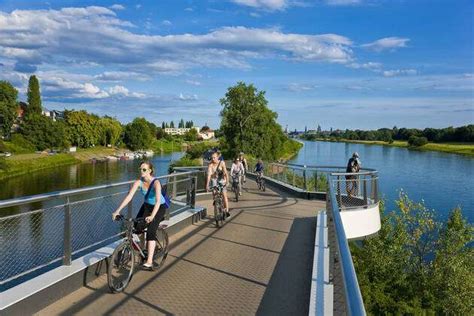 Molenbrücke ist eine Radfahrer und Fußgängerbrücke in Dresden