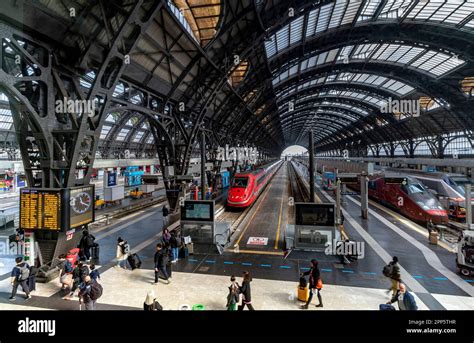 Das riesige Bogendach und Bahnsteige am Mailänder Hauptbahnhof