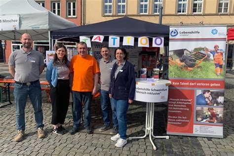 Mensch Inklusive Bei Der Langen Tafel Auf Dem Schweinfurter Marktplatz