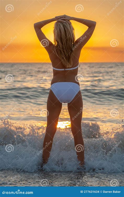 Belle Femme Sexy En Bikini Blanc Au Coucher Du Soleil Photo Stock Image Du Cheveu Plage
