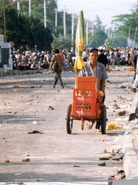 10 Foto Yang Mengingatkan Generasi 90 An Pada Kerusuhan Mei 98