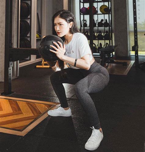 Hot girl Gym Trang Trit vòng ba cm dùng nồi cơm điện thay tạ tập ở nhà mùa dịch