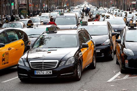 La Huelga Del Taxi Empieza En Barcelona Con Cortes De Calles Y