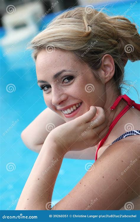 Belle Jeune Natation Blonde De Femme Dans Une Piscine Image stock Image du brasse équipements