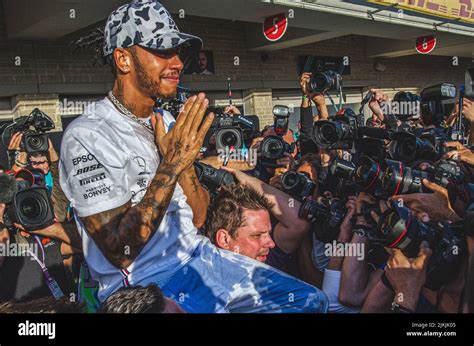 El famoso piloto de Fórmula 1 Lewis Hamilton sonrió durante el Gran