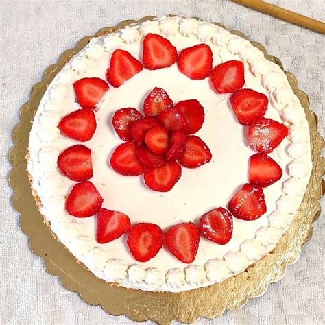 Torta Panna E Fragole Con Crema Diplomatica E Gocce Di Cioccolato Al