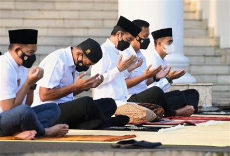 Presiden Jokowi Dan Ibu Negara Shalat Idul Fitri Di Halaman Istana Bogor