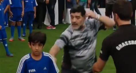 Niño Comete Una Falta A Diego Maradona Y éste Reacciona De Manera Increíble Futbol Perucom