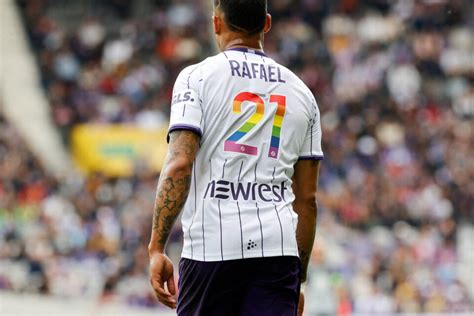 Toulouse Les maillots arc en ciel de joueurs mis aux enchères les