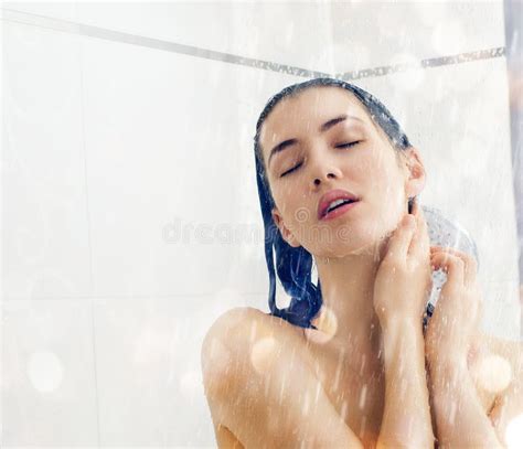 Mädchen an der Dusche stockfoto Bild von hintergrund 43749182