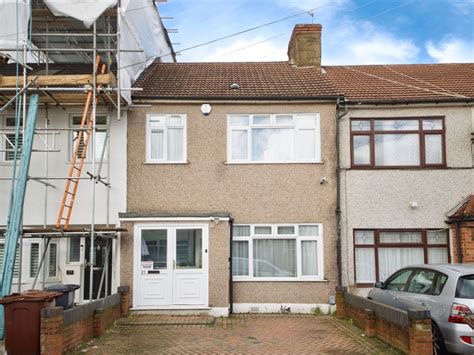 3 Bed Terraced House For Sale In Torrington Road Dagenham Rm8 £