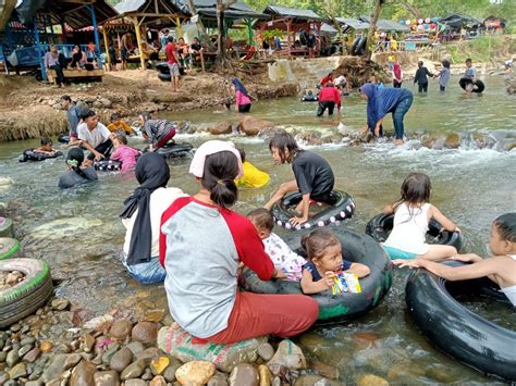 Keseruan Pengunjung Bermain Air Di Wisata Bronjong Way Lima Pesawaran