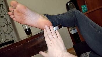 Guau Me pidió que lamiera las plantas malolientes de mis pies Estuve de acuerdo XVIDEOS