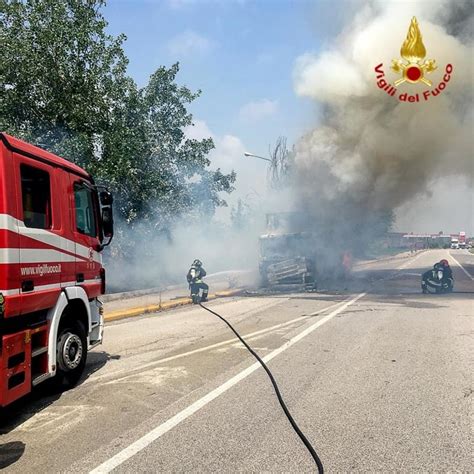 Incendio Sulla Sp Galleria Camion Distrutto Dalle Fiamme