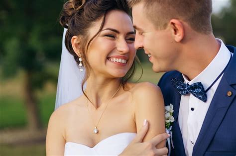 Ceremonia De Boda Una Pareja Amorosa De La Novia Y El Novio Se Abrazan