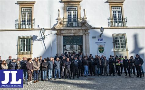 Jornal De Leiria Pol Cias Concentram Se Porta Do Comando Da Psp