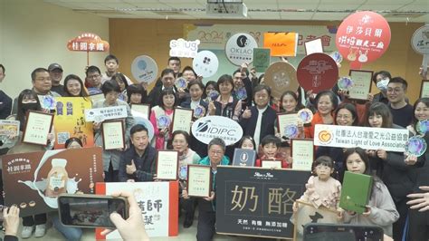 臺中市政府全球資訊網 市政新聞 書法名家周良敦揭牌「台中市十大伴手禮」墨寶 祝福業者財運昌「龍」