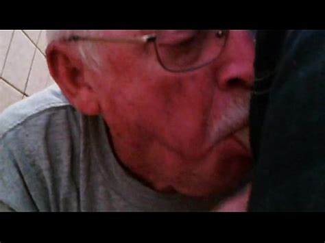 CORONA CHUPANDO DELICIOSA EN EL BAÑO PÚBLICO XVIDEOS