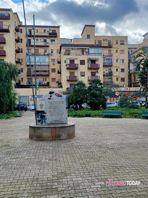 Piazza Sciascia Deturpato Con La Vernice Il Monumento Dedicato Al