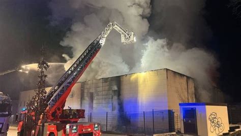 Riesige Rauchwolken durch Großbrand Rauchgas Warnung nicht nur in