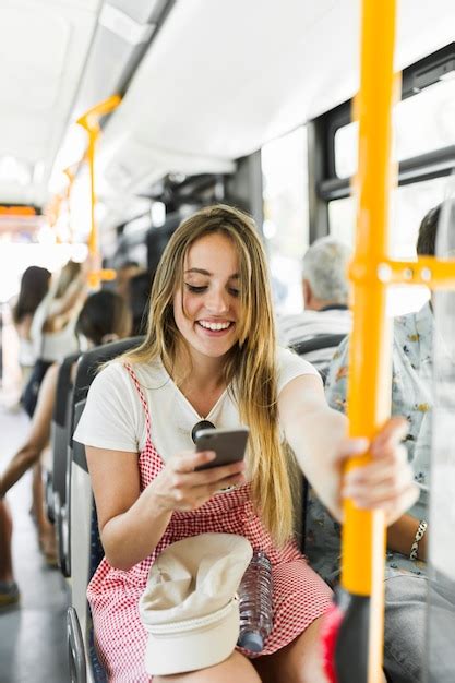 Mujer Joven En El Autobús Foto Gratis