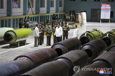 金正恩视察武器工厂 韩联社